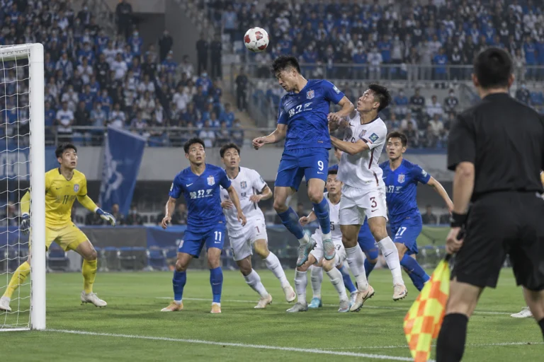石家庄功夫比赛中外援后插上争顶头球的足球赛场画面