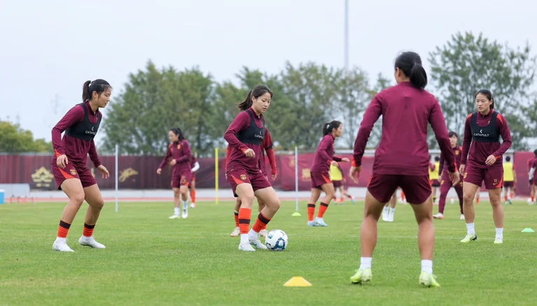 U-17女足国家队训练备战世界杯主题配图